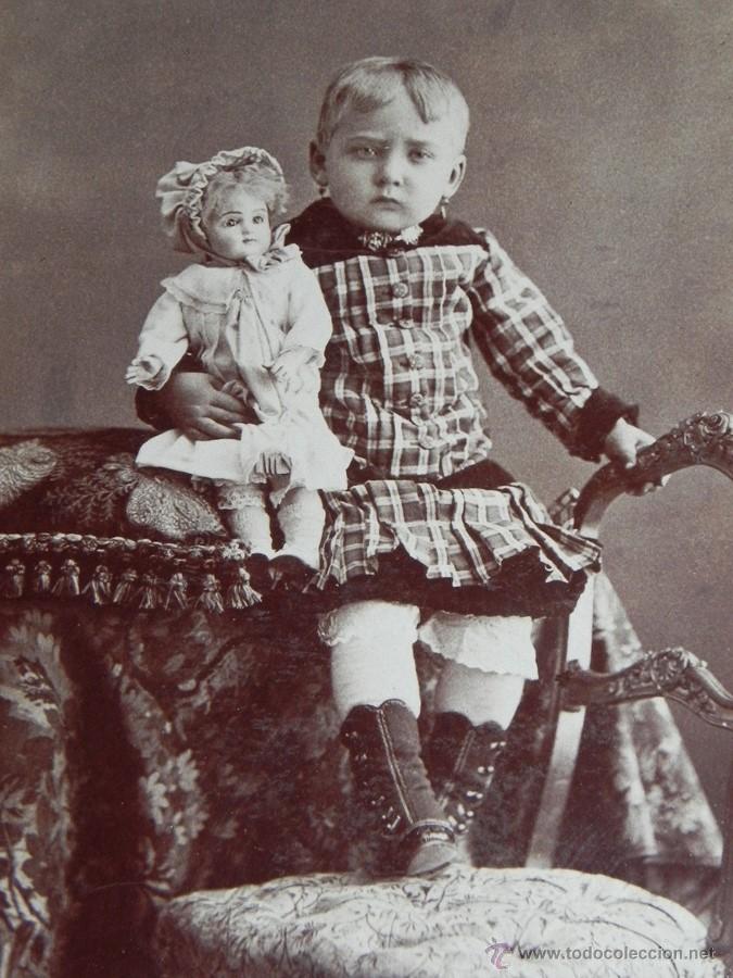 Fotografia antica: FOTOGRAFIA ALBUMINA DE NI&Ntilde;A CON MU&Ntilde;ECA DE PORCELANA DE BOCA CERRADA, FINALES DEL SIGLO XIX PRINCIPIO