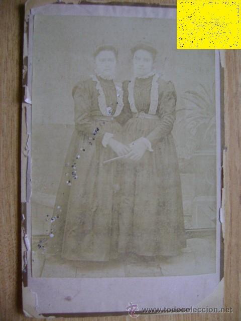 Fotografia antica: Fotograf&iacute;a del Progreso de Federico Brunel. Foto de dos criadas. Calle San Jos&eacute; 107, Montevideo