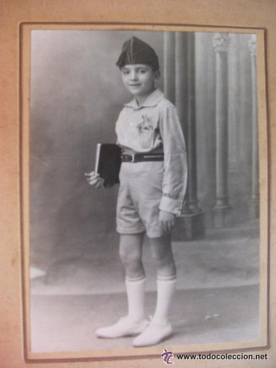 Alte Fotografie: GRAN FOTO DE NI&Ntilde;O CON GORRILLO DE FALANGE O MILICIANO. DE GOYA, MALAGA .... 26,5 x 33,5 CM