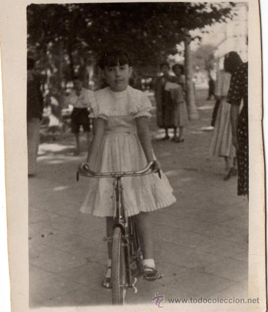 Fotograf&iacute;a antigua: NI&Ntilde;A EN BICICLETA - CIRCA 1940 - FOTOGRAFIA ANTIGUA