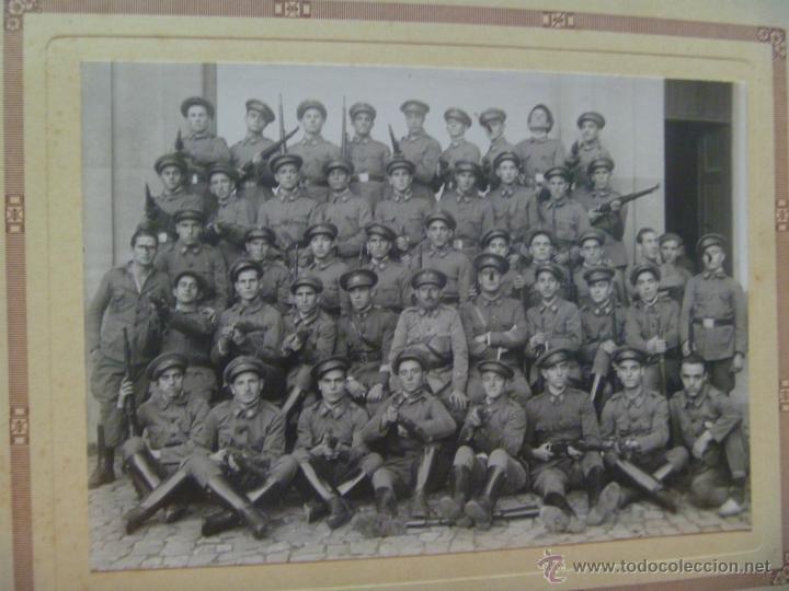 Fotografia antica: FOTO 10&ordf; COMPA&Ntilde;IA DE CABALLERIA , EPOCA REPUBLICA . 21 x 26 cm . ALGUNO APUNTANDO AL FOTOGRAFO