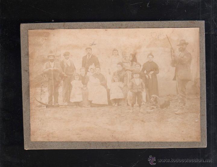 Fotografia antiga: FOTOGRAFIA DE UNA FAMILIA CUBANA. CAZADOR Y LABRIEGO. 18 X 13CM.
