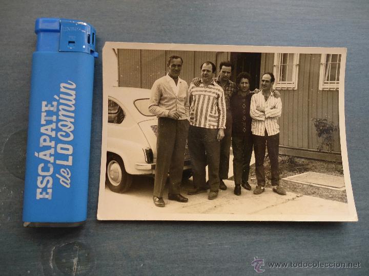 Fotograf&iacute;a antigua: antigua fotografia muchachos y un seat