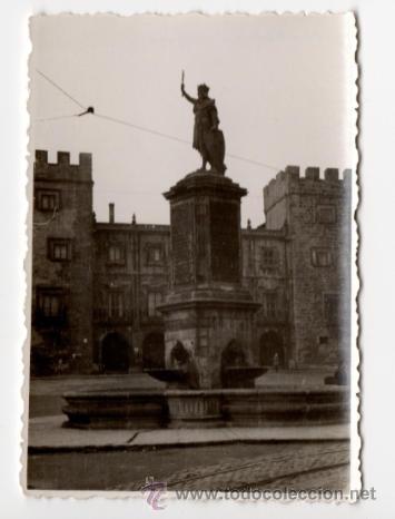 Fotografia antica: FOTOGRAFIA ANTIGUA DE GIJON MONUMENTO A DON PELAYO - MAYO DE 1954