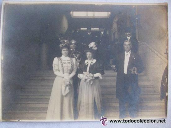 Antique Photography: FOTO DE PERSONALIDADES CON OFICIAL DE CABALLERIA CON CASCO PINCHO. SIGLO XIX . SAN SEBASTIAN . ...