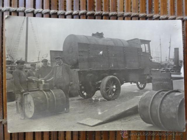 Antique Photography: Camion trasvasando liquido en un puerto