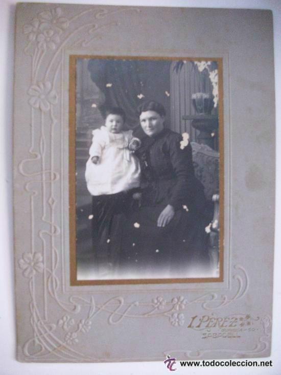 Alte Fotografie: FOTO DE ESTUDIO DE MADRE E HIJO O CHACHA . ORLA MODERNISTA . FOTO: I. PEREZ, SABADELL. 16 X 22 CM. .