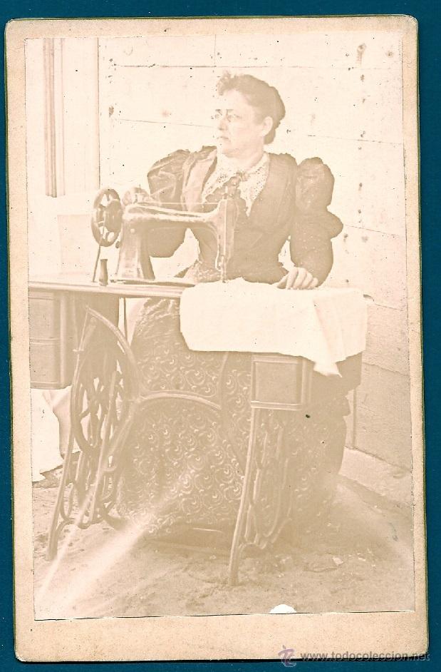 Fotograf&iacute;a antigua: F35- ANTIGUO RETRATO DE UNA DAMA EN SU M&Aacute;QUINA DE COSER- 16,3X10,5 CM - 1895