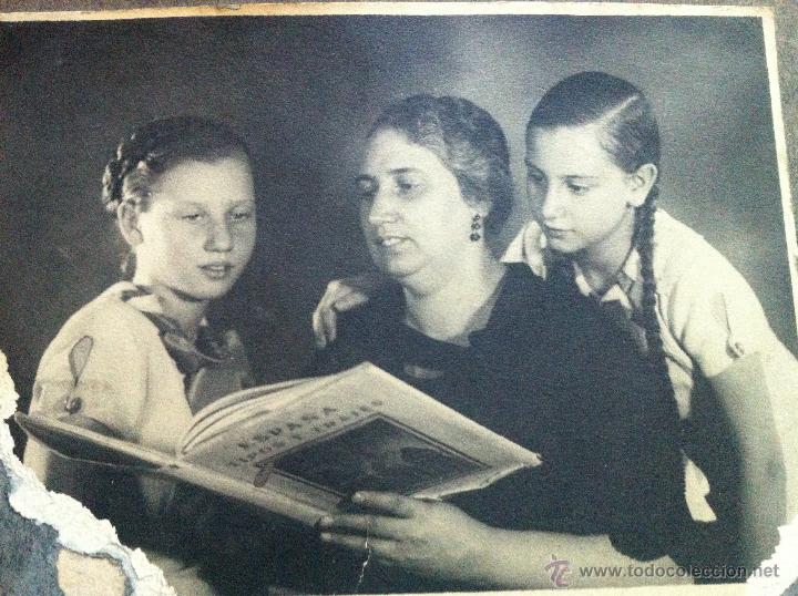 Fotografia antica: FOTOGRAF&Iacute;A ANTIGUA DE ESCENA DE ABUELA LEYENDO A SUS NIETAS. A&Ntilde;OS 40-50 APROX.
