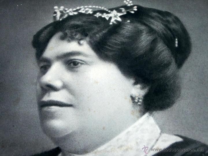 Alte Fotografie: ANTIGUA FOTOGRAF&Iacute;A. RETRATO DE MUJER. RETOCADA. CORONA. BROCHE. LLAVE. VESTIDA DE NEGRO