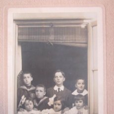Fotografía antigua: ANTIGUA FOTOGRAFÍA DE UN GRUPO DE NIÑOS EN LA VENTANA. GIJÓN, FOTÓGRAFO J. PEINADO. 25 X 34 CM