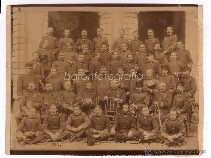 Antique Photography: retrato de grupo de militares, Espa&ntilde;a 1880's. tama&ntilde;o 19x24cm. Inscripciones reversas.