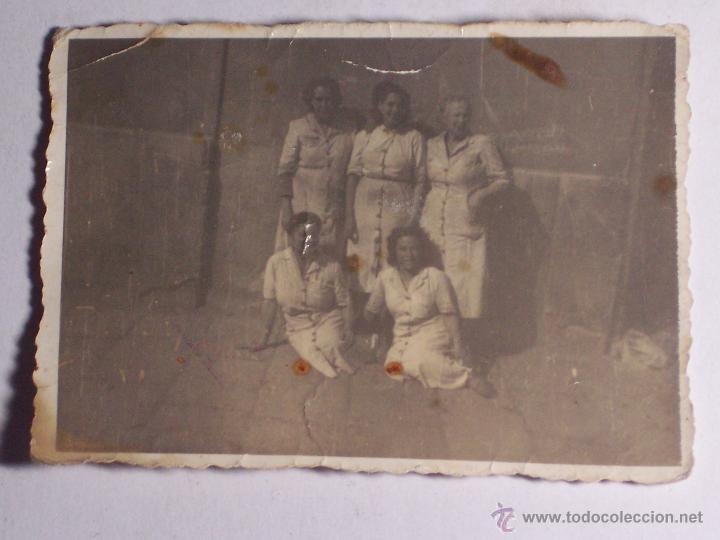 Antique Photography: PEQUE&Ntilde;A FOTO TROQUELADA DE UN GRUPO DE MUJERES (MEDIDAS: 8,5x6)