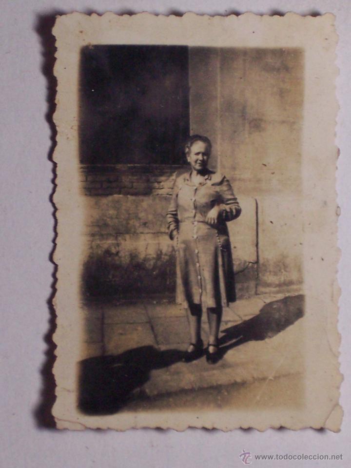 Fotografia antica: PEQUE&Ntilde;A FOTO TROQUELADA DE UNA MUJER (MEDIDAS: 4,2x6,1)