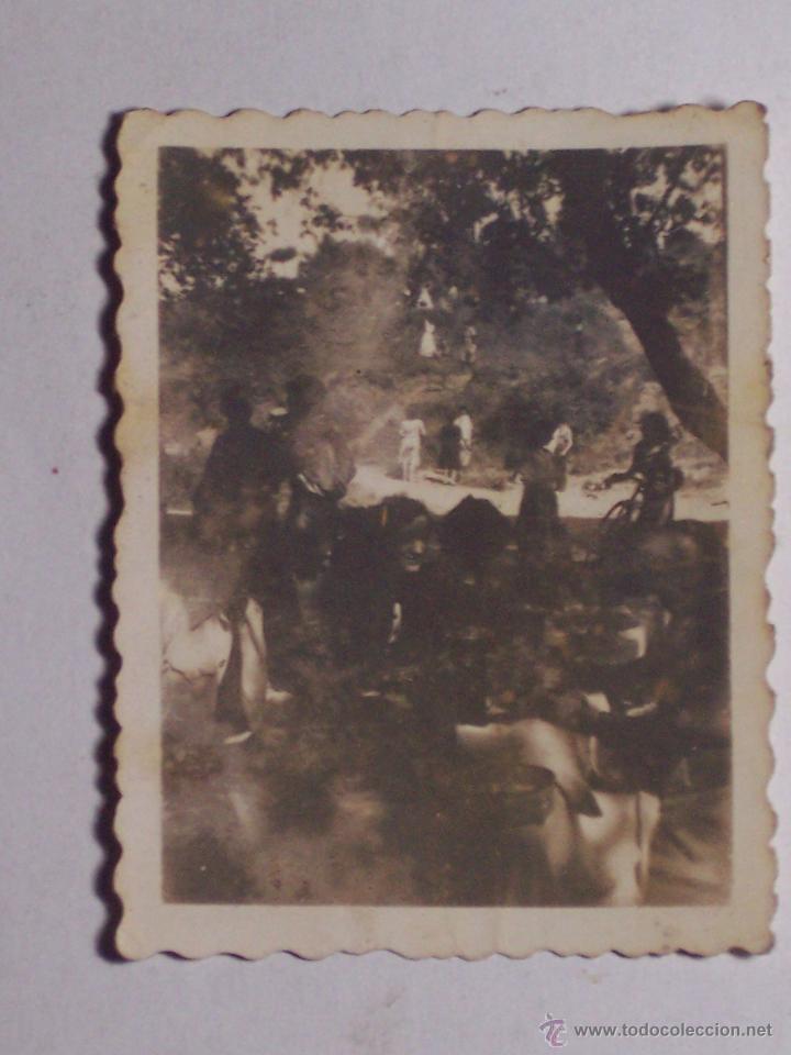 Fotografia antica: PEQUE&Ntilde;A FOTO TROQUELADA DE UN GRUPO DE GENTE EN EL CAMPO (ESTA POCO DEFINIDA)(MEDIDAS: 4,7x6,1)