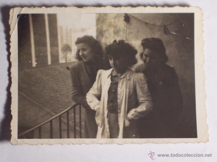 Fotografia antica: PEQUE&Ntilde;A FOTO TROQUELADA TRES CHICAS (MEDIDAS:8,2x6)