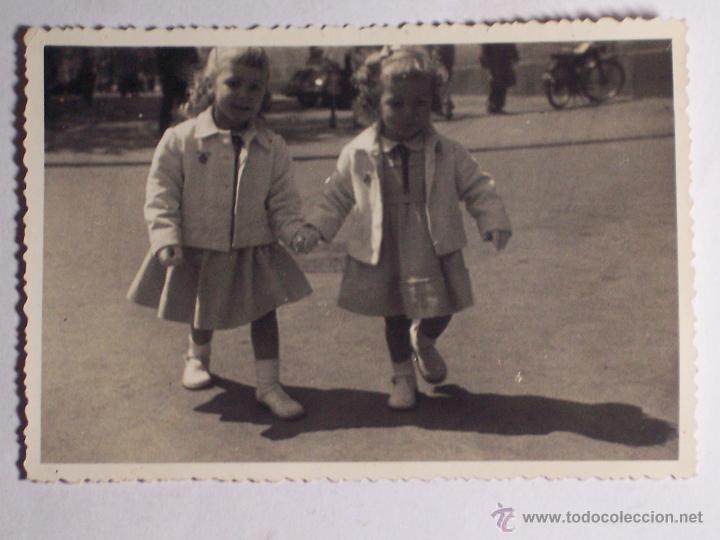 Fotografia antica: FOTO TROQUELADA DE DOS HERMANITAS PEQUE&Ntilde;AS (MEDIDAS:10,2x7,1)