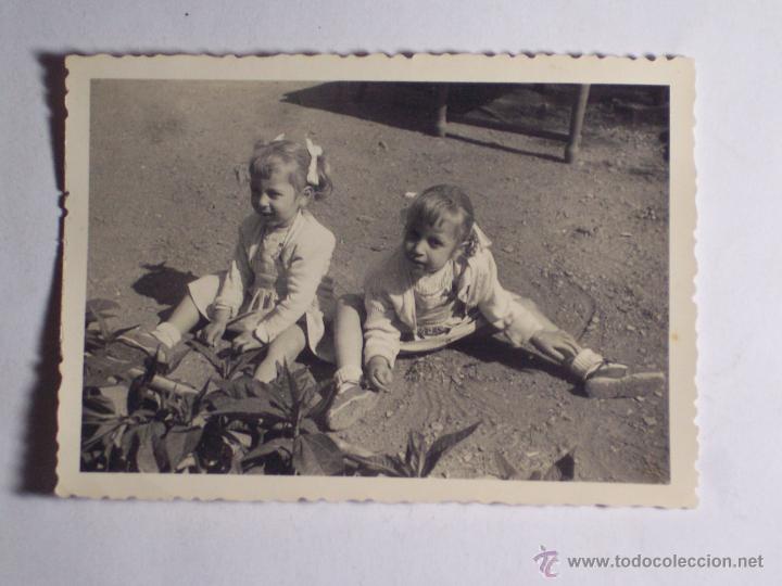 Fotografia antica: FOTO TROQUELADA DE DOS HERMANITAS PEQUE&Ntilde;AS (MEDIDAS:10,5x7,5)