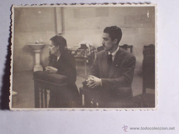 Fotografia antica: FOTO TROQUELADA REZANDO DENTRO DE UNA IGLESIA (MEDIDAS:11,2x8,2)