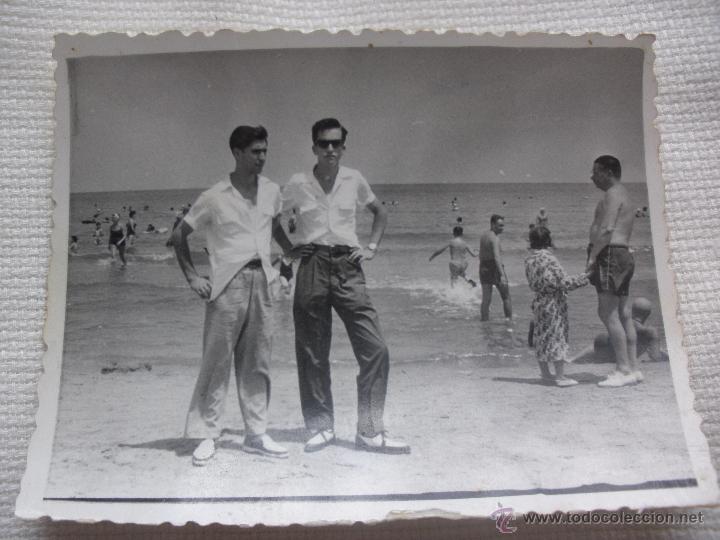 Fotograf&iacute;a antigua: FOTOGRAFIA DOS HOMBRES EN LA PLAYA PE&Ntilde;ISCOLA CASTELL&Oacute;N VALENCIA