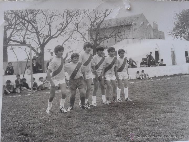 Fotografia antiga: FOTOGRAFIA NI&Ntilde;OS JUGANDO FUTBOL, PARTIDO FUTBOL A&Ntilde;OS 60S MURCIA,DEFENDIENDO LA PORTERIA