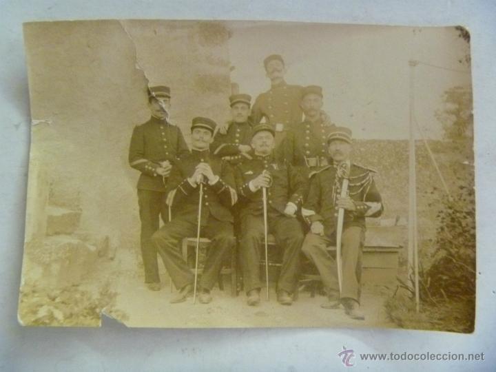 Fotograf&iacute;a antigua: FOTO DE UN GRUPO DE OFICIALES FRANCESES CON QUEPIS Y SABLE , 1904