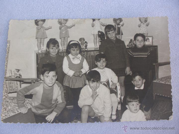 Antique Photography: ANTIGUA FOTOGRAFIA NI&Ntilde;OS EN SAL&Oacute;N CON MU&Ntilde;ECAS Y BONITA DECORACI&Oacute;N DE LOS A&Ntilde;OS 60