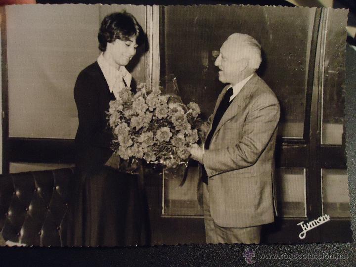 Fotografia antica: fotografia cadiz fotos referencia juman - entrega de ramo de flores por el ayuntamiento