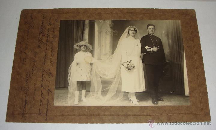 Fotografia antica: Antigua Fotograf&iacute;a de boda A&ntilde;os 20. Mujer, ni&ntilde;a y Teniente de Maquinas. (25 cm x 16 cm)