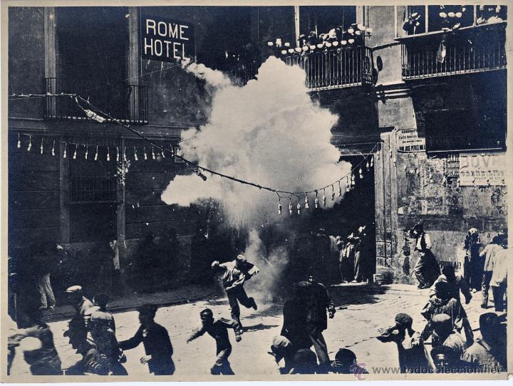 Fotografia antica: Foto antigua de 1902, Disparo de una Traca valenciana en la desaparecida Plaza Vilarrasa