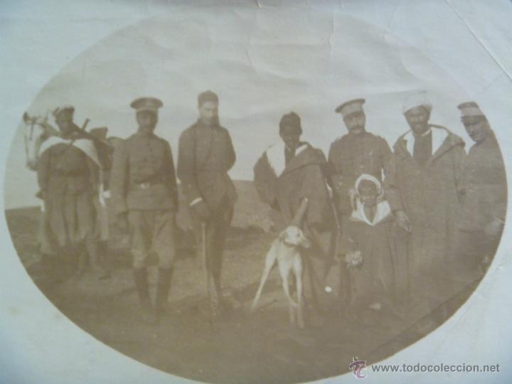 Fotografia antiga: GUERRA DE AFRICA : MILITARES DE CABALLERIA Y REGULARES , TROPAS MORAS Y UN GALGO