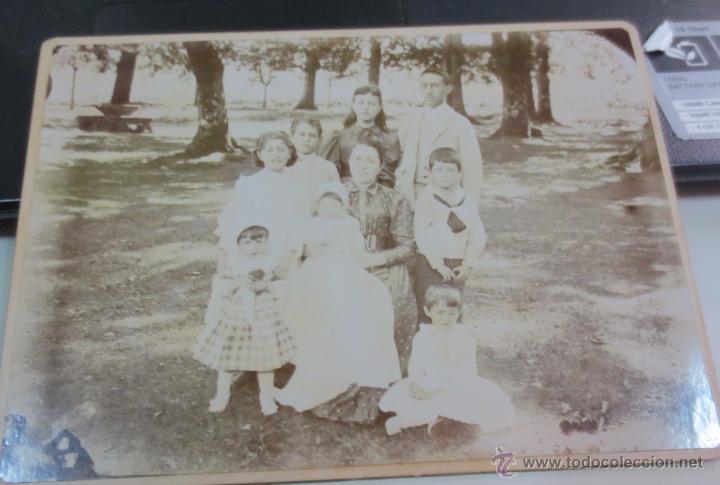 Fotografia antiga: FOTO ALB&Uacute;MINA RETRATO FAMILIAR EN EL CAMPO CERCA 1900
