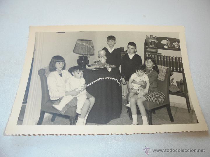 Antique Photography: ANTIGUA FOTO: NI&Ntilde;OS CON MU&Ntilde;ECA-11.5 X 17.5 CM.- 6/1/1963-SANTIAGO SAB&Eacute;-FOT&Oacute;GRAFO-MADRID