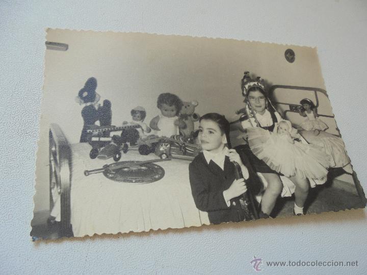 Antique Photography: ANTIGUA FOTO: NI&Ntilde;OS CON JUGUETES-13.5 X 8.5.- S/F-E. CORRAL-