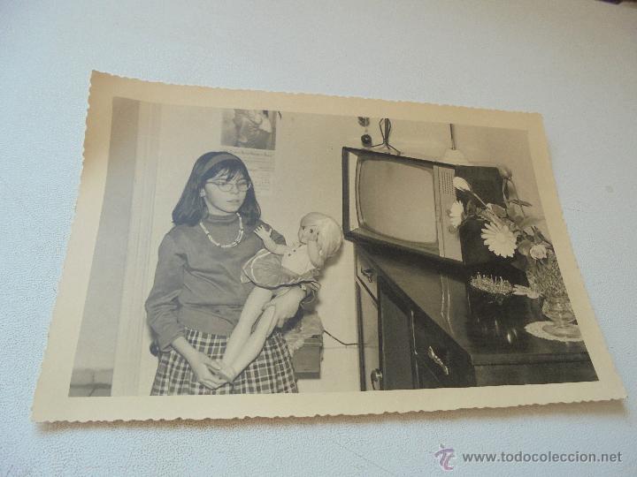 Fotograf&iacute;a antigua: ANTIGUA FOTO: NI&Ntilde;A CON MU&Ntilde;ECA-11.5 X 17.5 .- 06/01/963-FOT&Oacute;GRAFO SANTIAGO SAB&Eacute;-MADRID