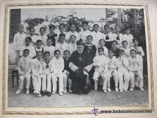 Fotografia antiga: FOTOGRAFIA NI&Ntilde;OS DE 1&ordf; COMUNION CON CARDENAL O SIMILAR.A&Ntilde;OS 10-20 ... 21 X 25 CM