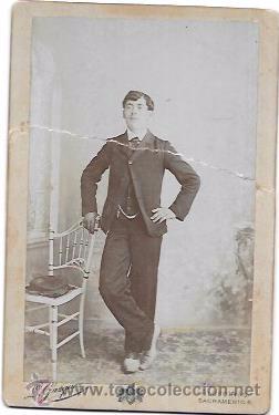 Fotografia antica: FOTOGRAFIA ANTIGUA DE ESTUDIO. SE&Ntilde;OR APOYADO EN UNA SILLA. L. GAZQUEZ. ALGECIRAS.