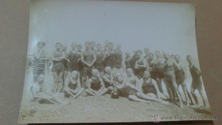 Alte Fotografie: ALBUMINA, PLAYA DE BARCELONA, GRUPO DE WATER POLO. 11 X 8 CM