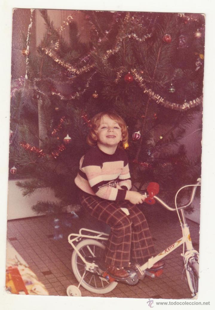 Fotograf&iacute;a antigua: antigua foto de navidad ni&ntilde;o con una bicicleta fechada 25 del 12 de 1972