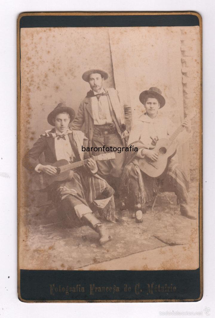 Fotografia antica: retrato cabinet de 3 hombres con guitarra, foto: fotograf&iacute;a francesa de C. Metairio, 1880 aprox.