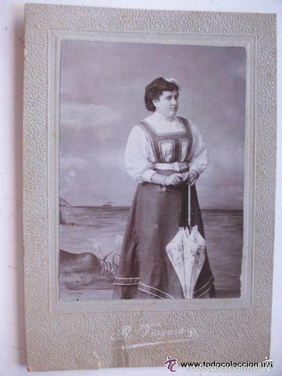 Fotografia antica: FOTO SE&Ntilde;ORITA CON SOMBRILLA DE PRINCIPIOS DE SIGLO. FOTOGRAFO: R. VERGARA... 10,5 X 15,5 CM