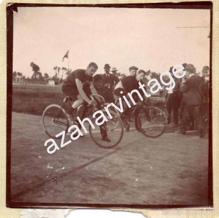 Fotografia antica: ANTIGUA ALBUMINA SOBRE CARTON,SIGLO XIX,CARRERA CICLISTA, ESPECTACULAR,90X90MM