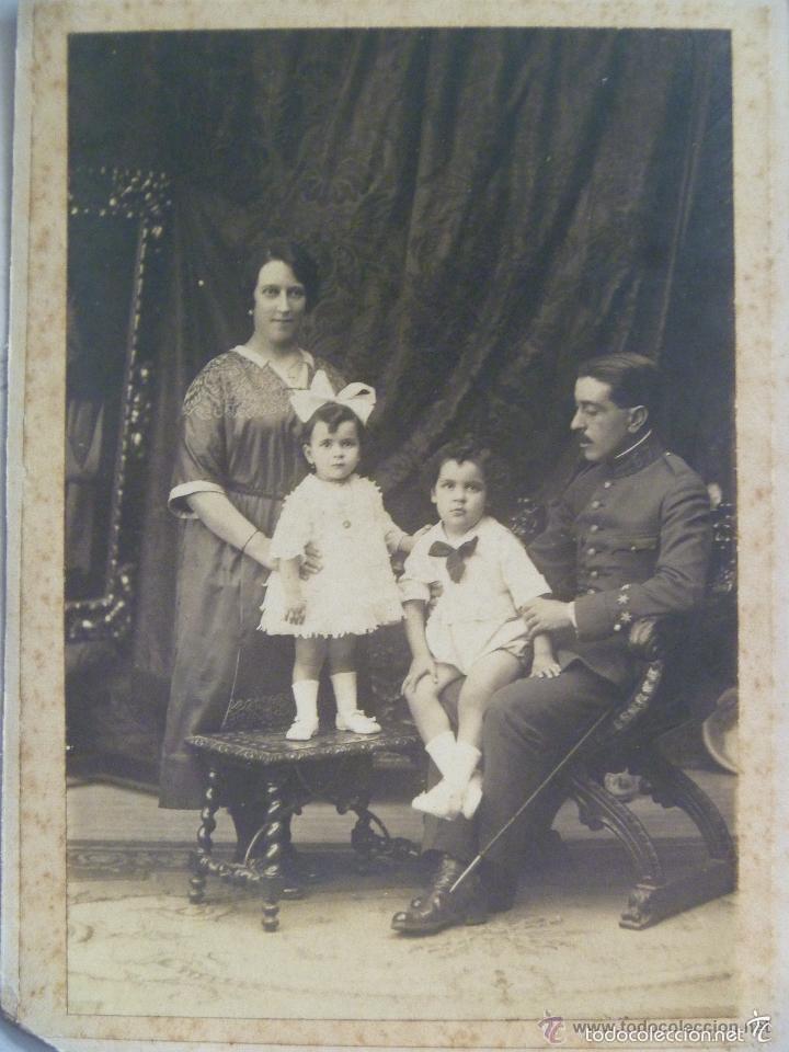 Antique Photography: FOTO DE ESTUDIO DE CAPITAN RGTO. INFANTERIA GUIA N&ordm; 67, CON FAMILIA