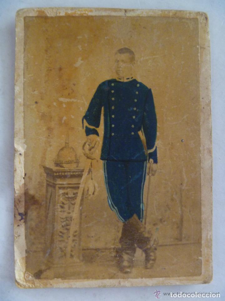 Fotograf&iacute;a antigua: FOTO DE ESTUDIO MILITAR DE CABALLERIA CON CASCO Y SABLE , SIGLO XIX . COLOREADA