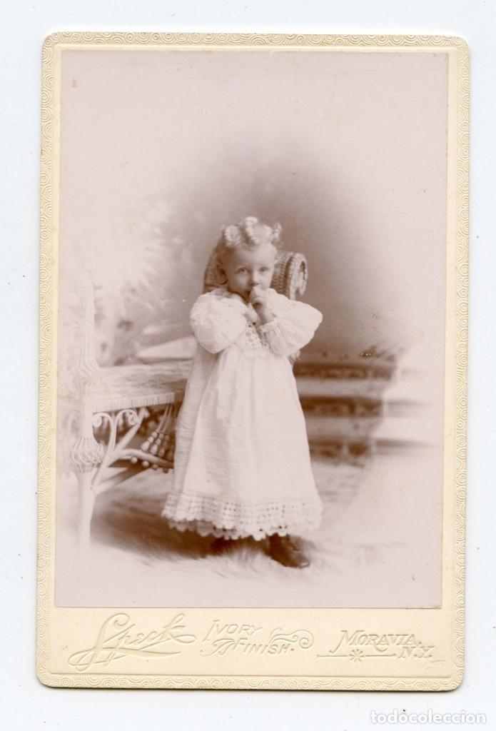 Fotografia antica: Retrato de ni&ntilde;a. Merle F. Lockwood. Speck, Ivory finish. Moravia, N.Y. Medidas: 17,8 x 16,5 cm