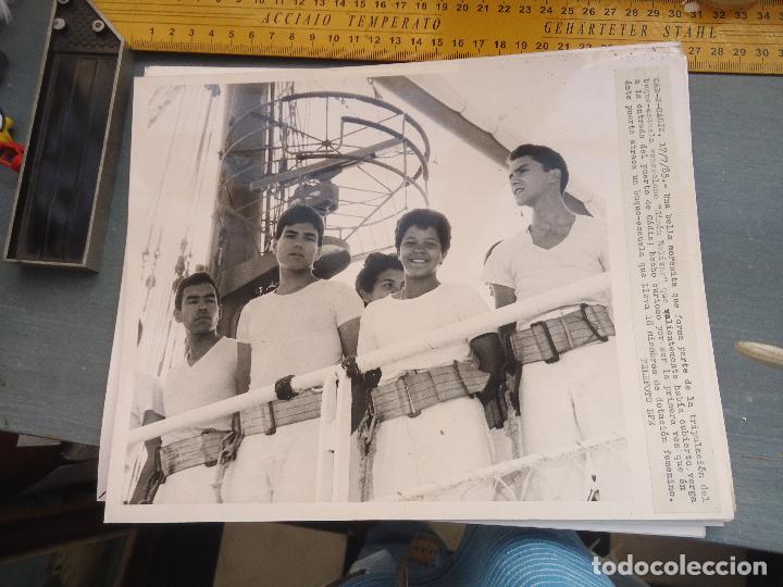 Alte Fotografie: fotografia cadiz 1985 barco venezolano simon bolivar , tripulacion, buque escuela , puerto cadiz