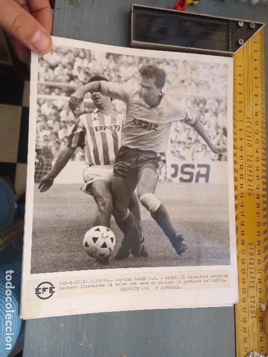 Alte Fotografie: fotografia cadiz 1989 estadio carranza partido cadiz club de futbol betis,  delantero montero