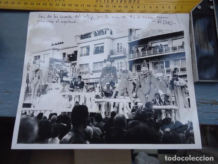 Fotograf&iacute;a antigua: antigua fotografia cadiz carroza del cortejo carnaval de cadiz por la avenida