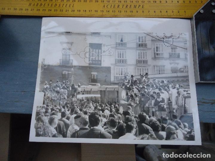 Fotografia antiga: antigua fotografia cadiz carroza carrusel de coros en la plaza