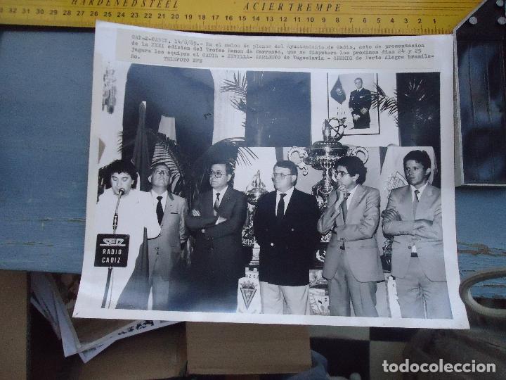 Fotografia antiga: antigua fotografia cadiz club de futbol presentacion xxxi edicion trofeo carranza 1985    25 x 20 cm